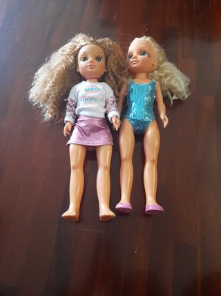 Muñecas de plástico con ropa