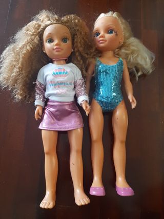 Muñecas de plástico con ropa