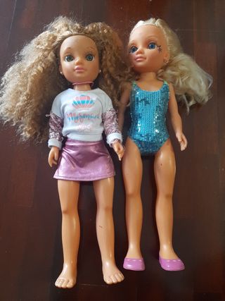 Muñecas de plástico con ropa