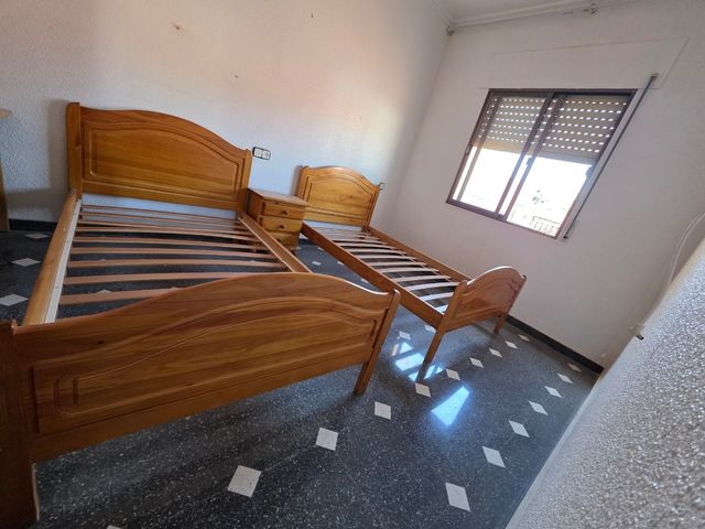 2 Camas de Madera + Mesita