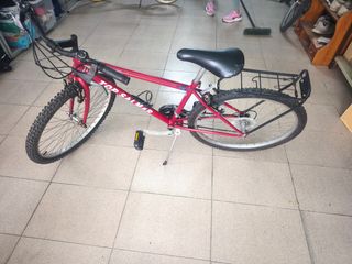 Bicicleta de montaña roja
