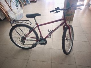 Bicicleta de montaña roja