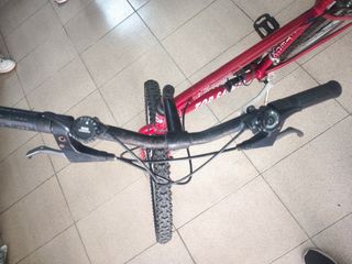 Bicicleta de montaña roja