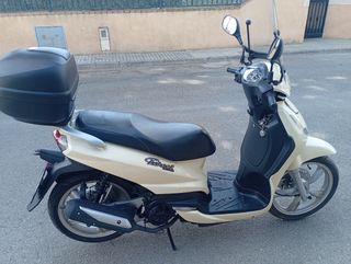 Peugeot Tweet 125cc Scooter
