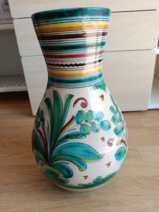 Jarrón de cerámica antiguo multicolor