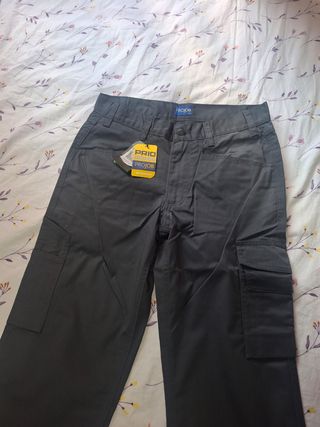 Pantalón de trabajo y gafas de seguridad