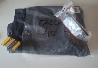 Pantalón de trabajo y gafas de seguridad