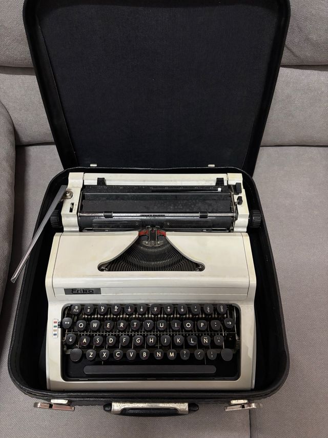 Máquina de escribir Erika antigua
