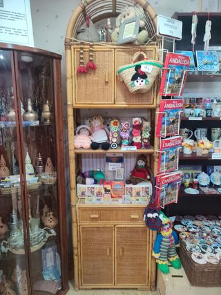 Mueble de mimbre y madera muy resistente