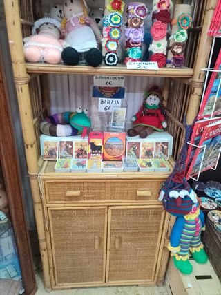 Mueble de mimbre y madera muy resistente