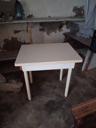 Mesa de cocina o comedor blanca