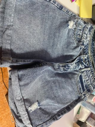 Pantalón corto vaquero desgastado