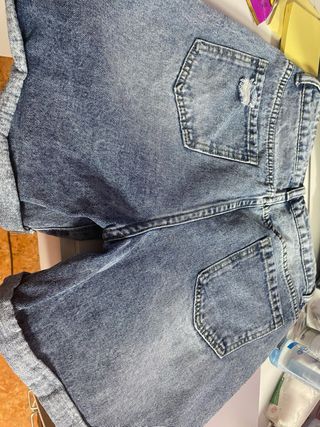 Pantalón corto vaquero desgastado
