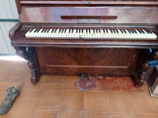 Piano antiguo de madera
