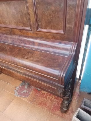 Piano antiguo de madera