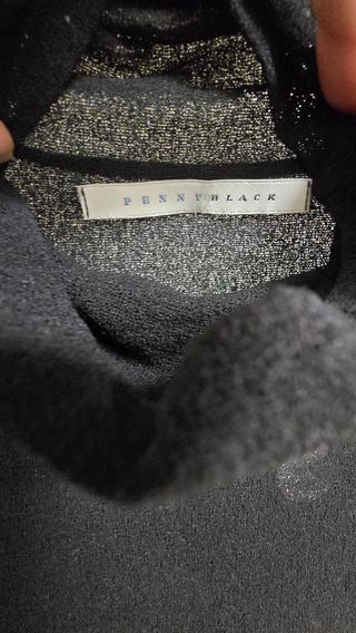 Blusa sin mangas con cuello alto y lunares