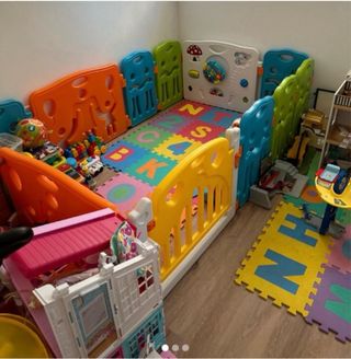 Parque infantil y barrera para bebé