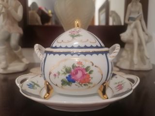 Sopera de porcelana con flores