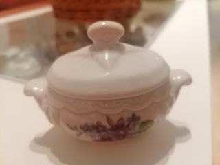 Sopera de porcelana con flores