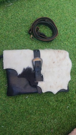 Bolso de cuero blanco y negro