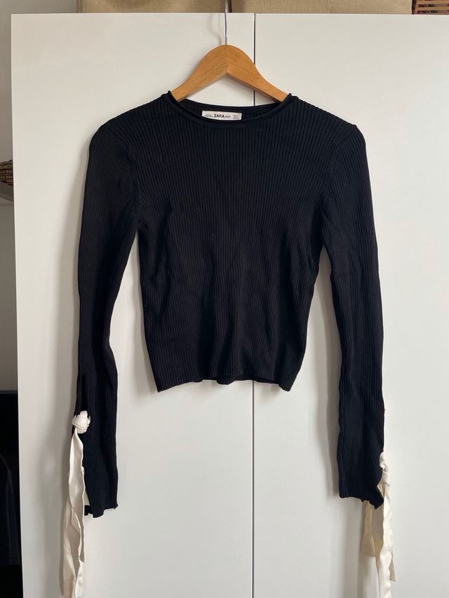 Jersey Zara negro con lazos en puños