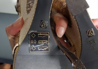 Sandalias cuña beige y doradas