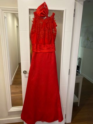 Vestido de fiesta rojo con encaje