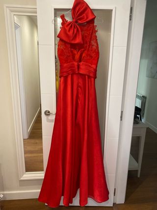 Vestido de fiesta rojo con encaje