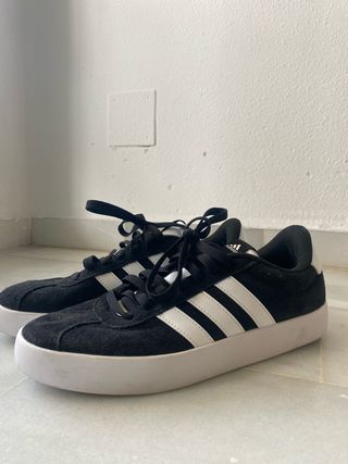 Zapatillas Adidas Negras y Blancas