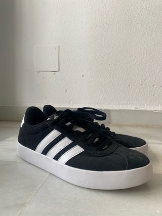 Zapatillas Adidas Negras y Blancas