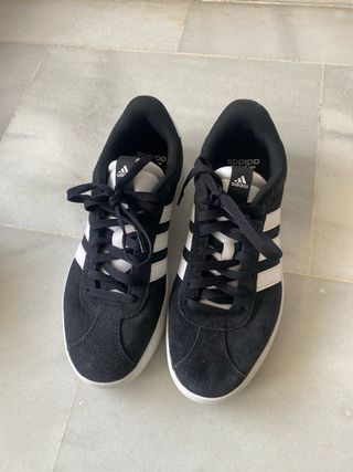 Zapatillas Adidas Negras y Blancas