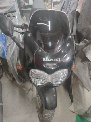 Moto Suzuki negra de 7,5 2010 - 18.000 km