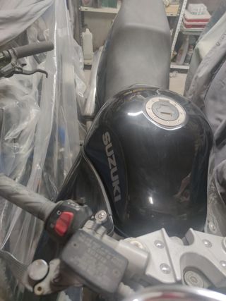 Moto Suzuki negra de 7,5 2010 - 18.000 km