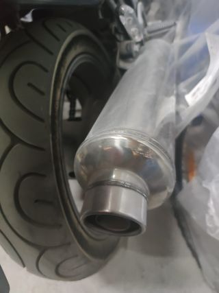 Moto Suzuki negra de 7,5 2010 - 18.000 km