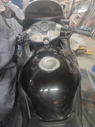 Moto Suzuki negra de 7,5 2010 - 18.000 km