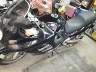 Moto Suzuki negra de 7,5 2010 - 18.000 km