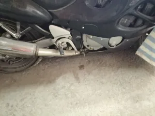 Moto Suzuki negra de 7,5 2010 - 18.000 km