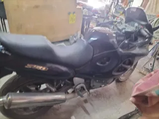 Moto Suzuki negra de 7,5 2010 - 18.000 km