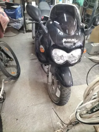 Moto Suzuki negra de 7,5 2010 - 18.000 km