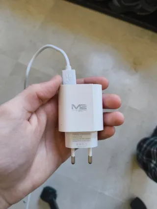 Samsung S20 FE + Funda + Cargador (y cable USB-C)