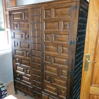 Armario de madera maciza antiguo