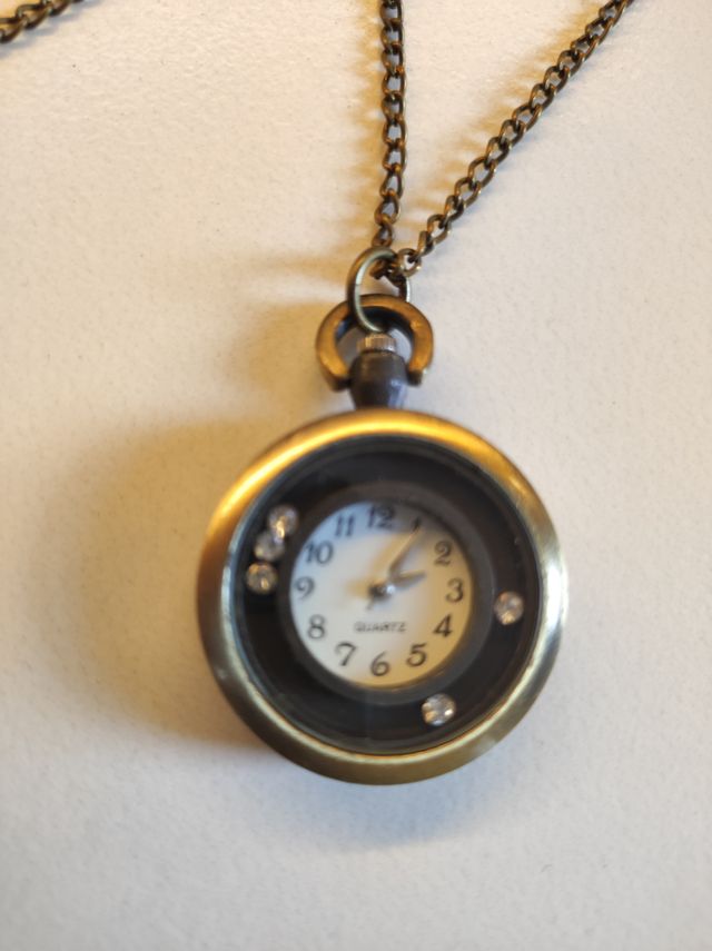 Reloj colgante de cuello dorado y plateado