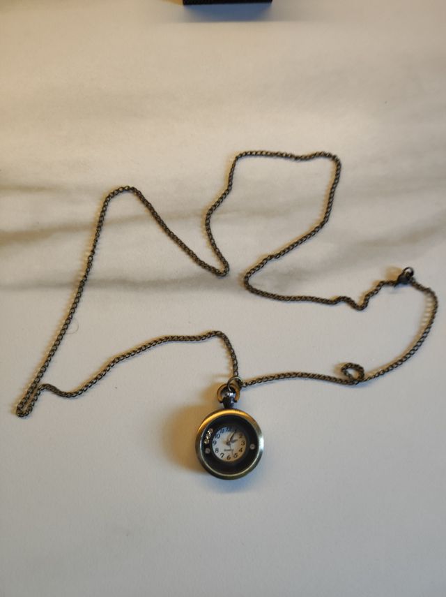 Reloj colgante de cuello dorado y plateado