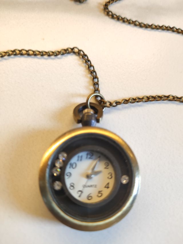 Reloj colgante de cuello dorado y plateado