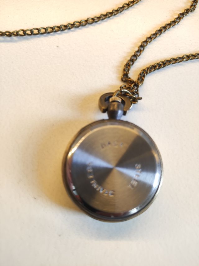 Reloj colgante de cuello dorado y plateado