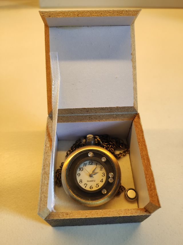 Reloj colgante de cuello dorado y plateado