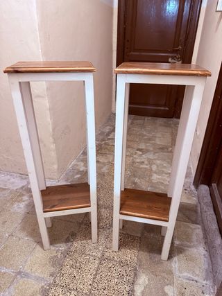 Due colonne in legno con 2 ripiani