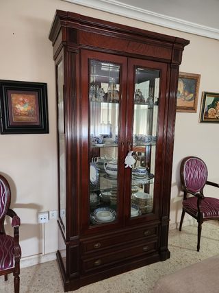 Vitrina de caoba con puertas de cristal