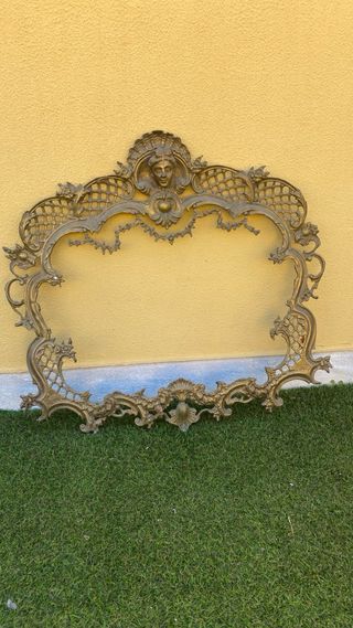 Marco de bronce antiguo con figura