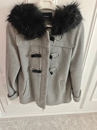 Abrigo gris Stradivarius con capucha
